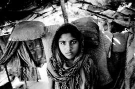Una giovane Rohingya (foto di Greg Constantine)
